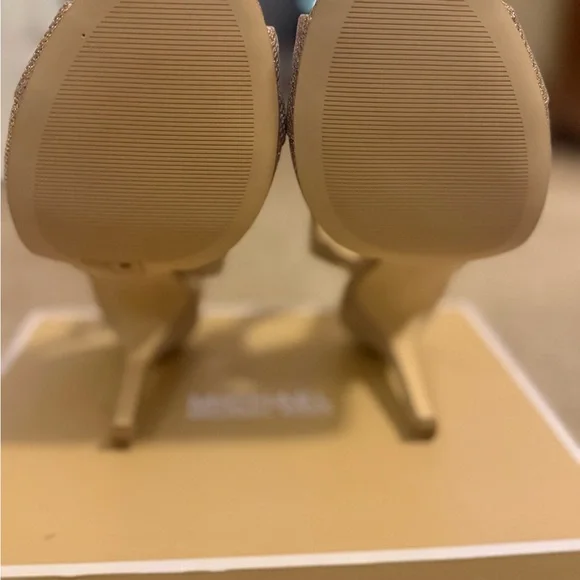 MICHAEL KORS glittered gold/silver sandal . - Picture 6 of 6